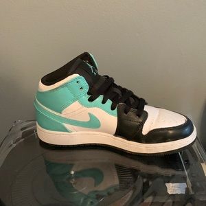 Air Jordan 1 mid white tropical twist and black. Size 4 youth. Practically NEW!